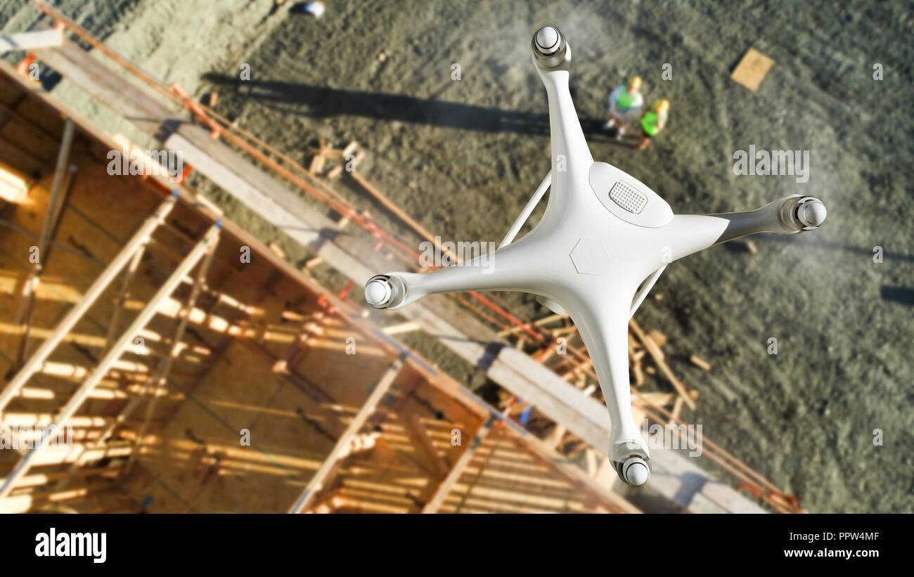 Système d'avions sans pilote (UAV) Drone Quadcopter dans l'air au-dessus du site de construction. Banque D'Images