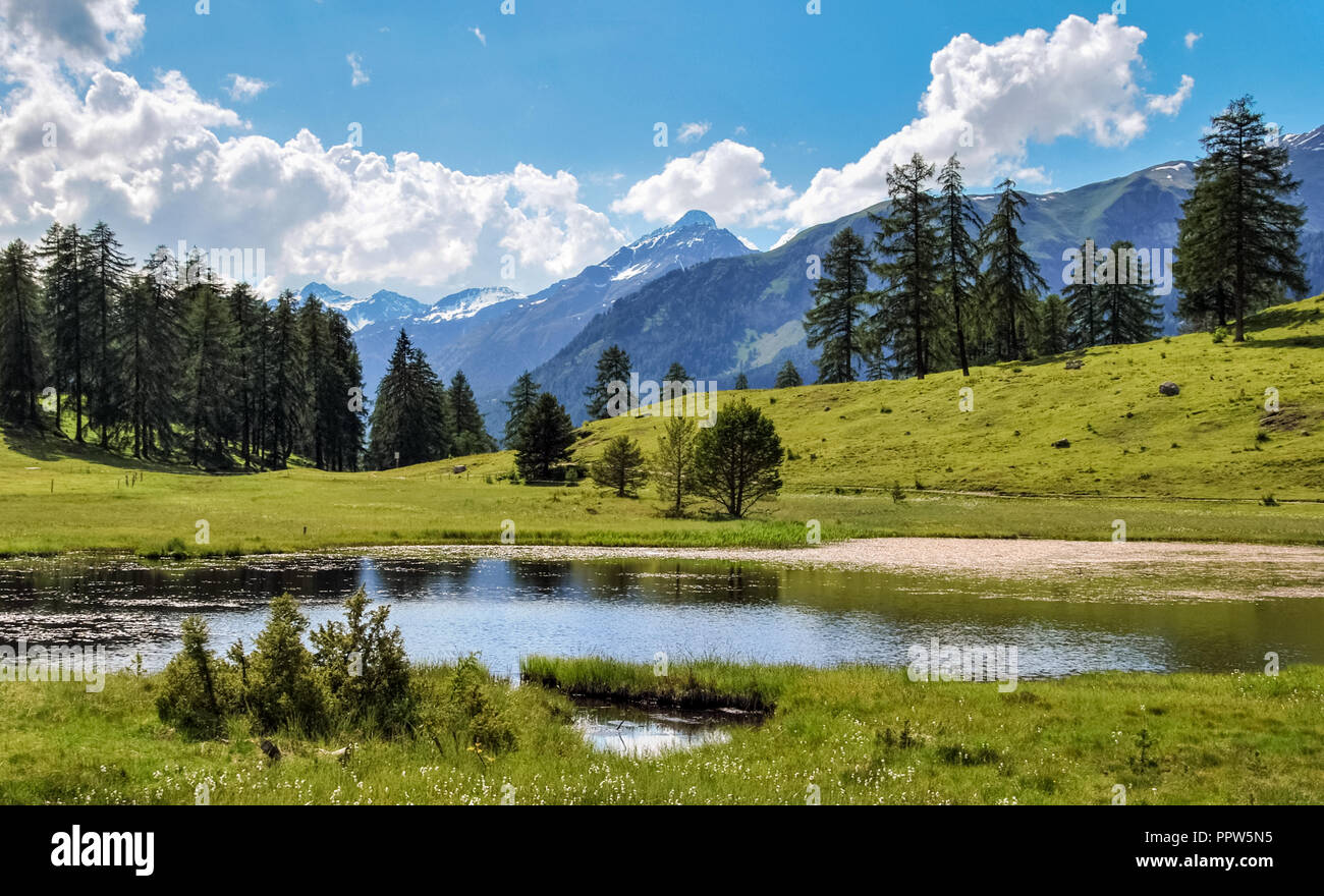 Montagnes entourant Tarasp, un village dans le canton des Grisons, Suisse. Il est situé dans la Basse Engadine valley le long de la rivière Inn Banque D'Images