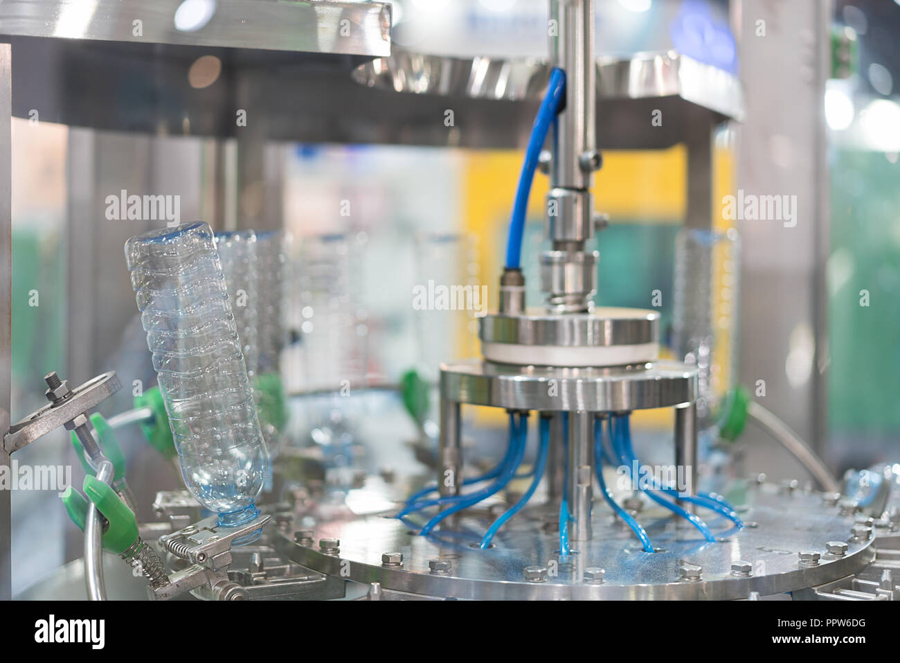 Les bouteilles d'eau claire sur la courroie du convoyeur de transfert du système. Machine industrielle et d'usine avec technologie concept. Banque D'Images