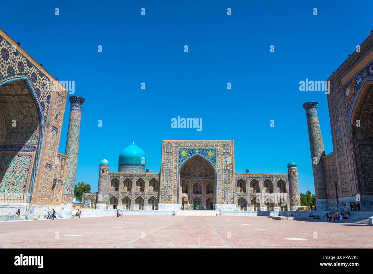 La place du Registan - la plus célèbre place centrale de Samarkand en l ...