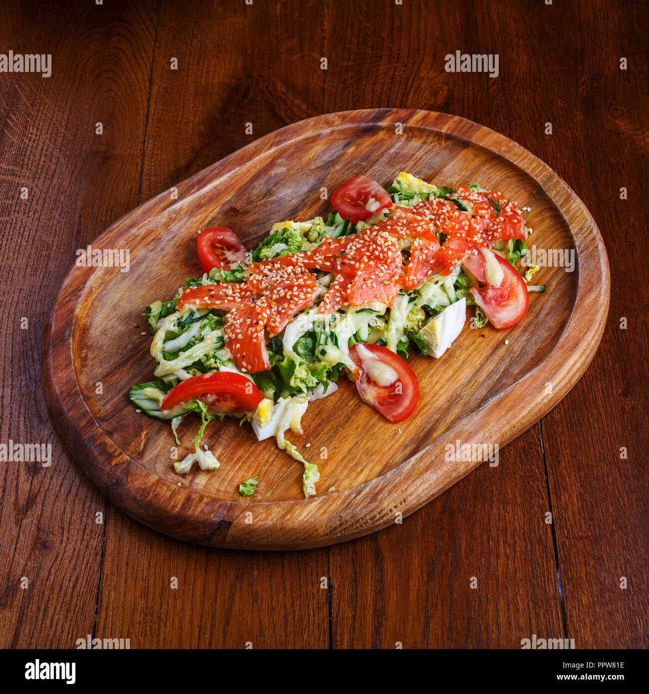 Plats d'été à partir de : rouge poisson, oeufs, concombres, tomates et salade de chou de Pékin Banque D'Images