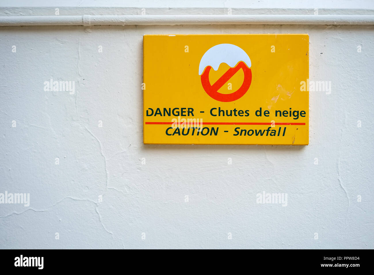 Ce panneau jaune près du village suisse de Wengen (Berner Oberland) nous avertit que le danger de chutes de neige et les avalanches. Banque D'Images