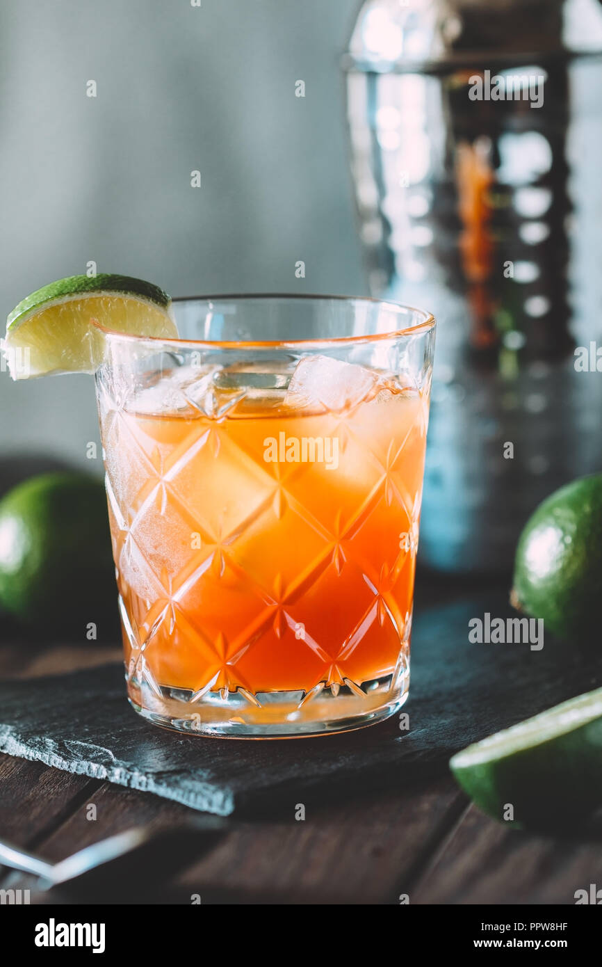 Les boissons cocktail dans un verre à l'ancienne barre des outils sur une table en bois. Banque D'Images