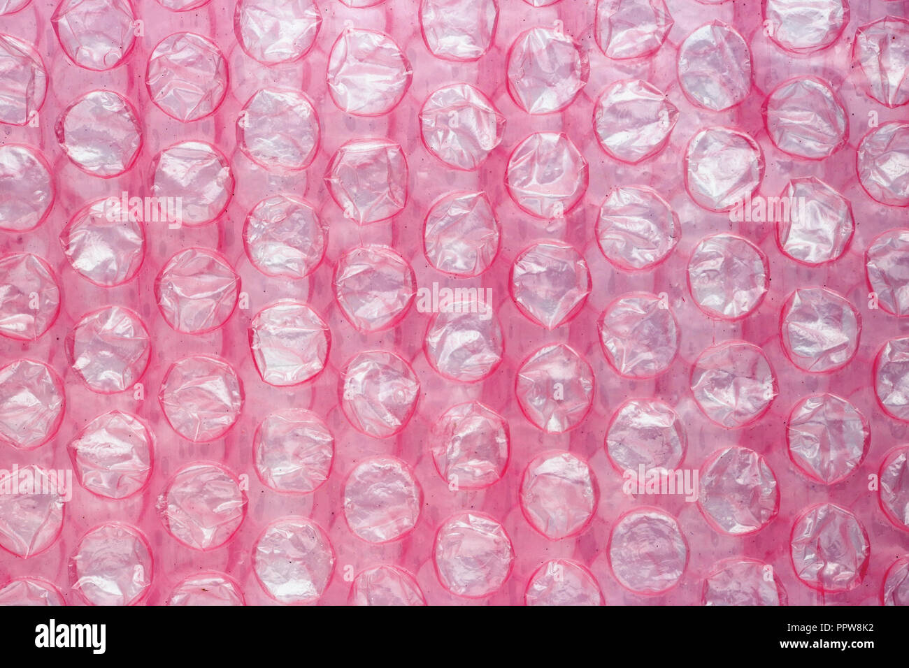 Couche de rouge a utilisé du film d'emballage souple avec des bulles d'air sale rafale. Studio macro fond Banque D'Images