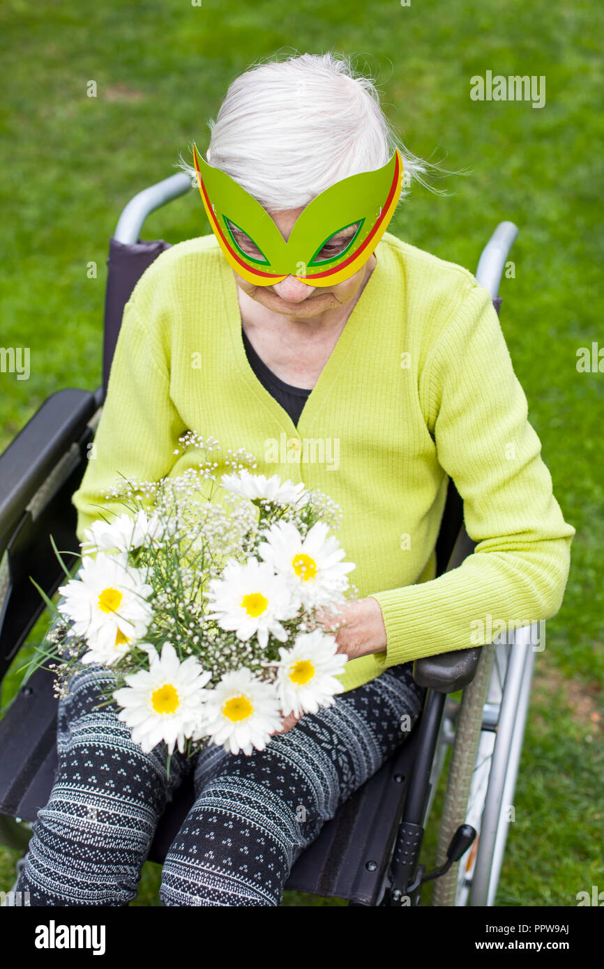 Personnes âgées Handicapées Femme Assise En Fauteuil Roulant