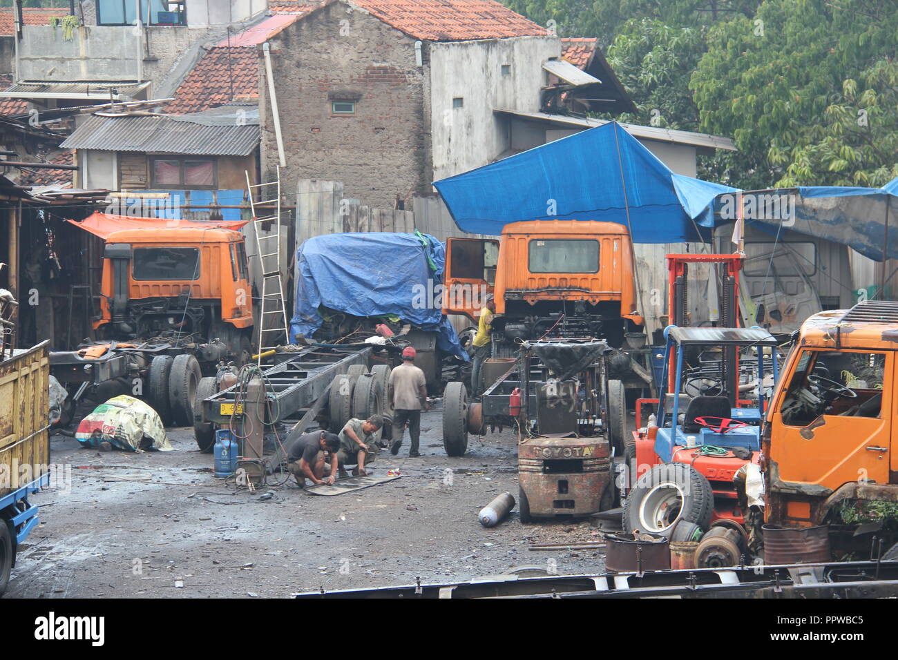 Les chauffeurs de camions et les travailleurs contrôle moteur du chariot à Bandung, Indonésie, Asie du sud-est. Banque D'Images