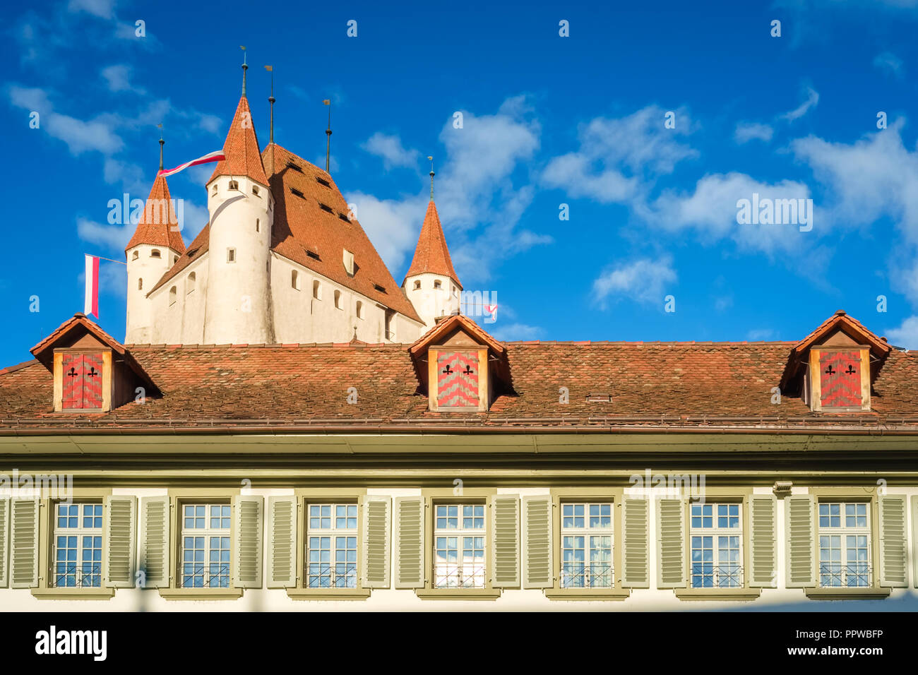 Thoune château dominant les toits de Thoune (Suisse). Il se trouve dans la ville de Thoune, dans le canton suisse de Berne. Il a été construit au 12ème siècle Banque D'Images