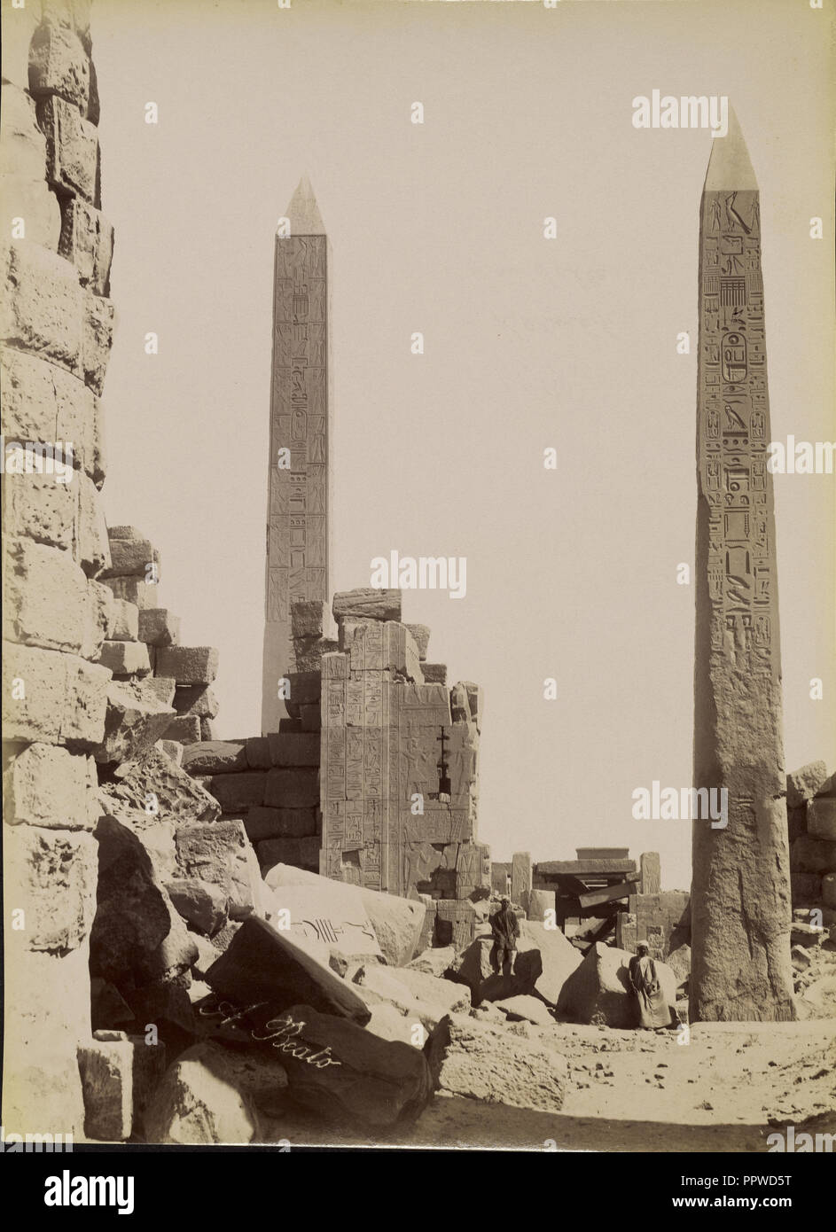 Vue sur les obélisques avec le Sanctuaire de Karnak , Karnak, Vue des Obelisques avec le sanctuaire ; Antonio Beato, anglais, né Banque D'Images