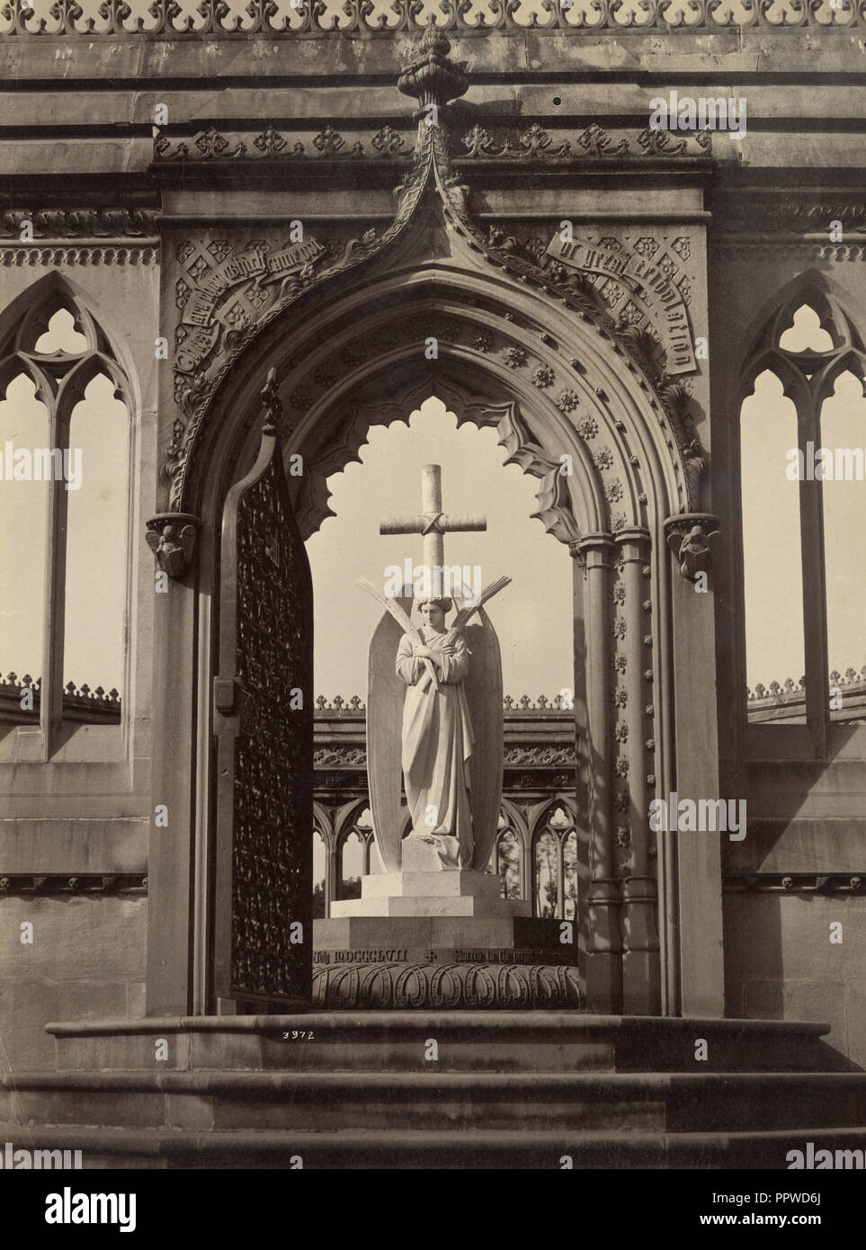 Entrée de la chapelle du puits avec un statut de l'Ange, Cawnpore ; Lala Deen Dayal, indienne, 1844 - 1905, 1888 ; Albumen silver Banque D'Images