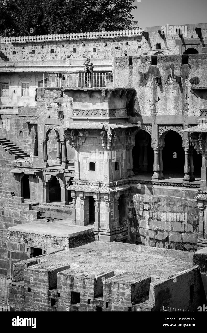 Femme avec retour à huis clos à Chand Baori, Rajasthan Banque D'Images