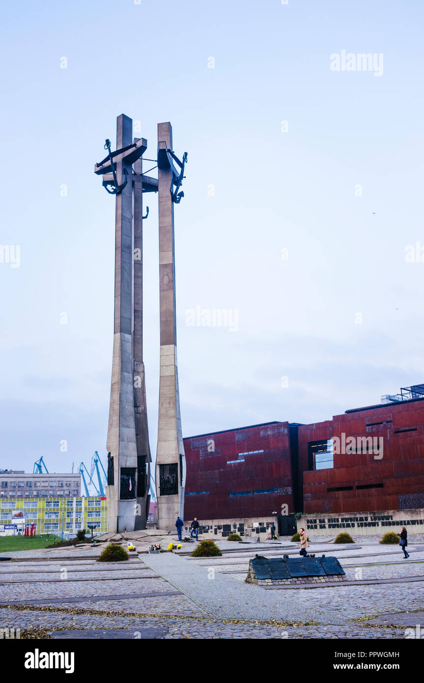 Gdansk, occidentale, Pologne : la Place de la solidarité. Centre de la solidarité européenne (ouvert en 2014) et Monument aux Morts ouvriers de chantier naval de 1970, conçu Banque D'Images