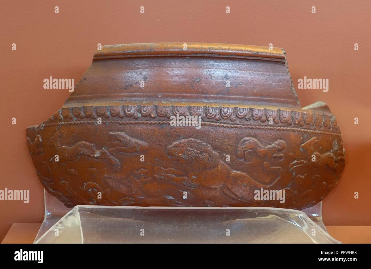 Fragment de bol, Samian Ware, 1er siècle après J.-C., la poterie rouge ou terra sigillata Banque D'Images