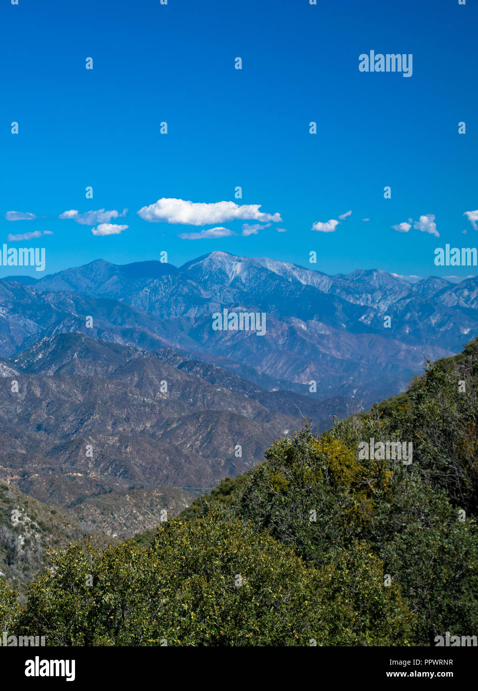 Vista des montagnes de San Gabriel, à partir Mt Wilson près de Glendale, Californie Banque D'Images