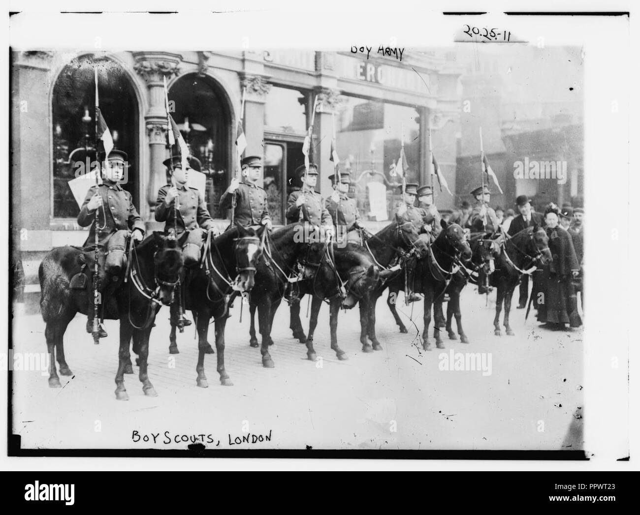 Boy Scouts de l'Armée-, Londres. Sept garçons, en uniforme, tous montés à cheval. Banque D'Images