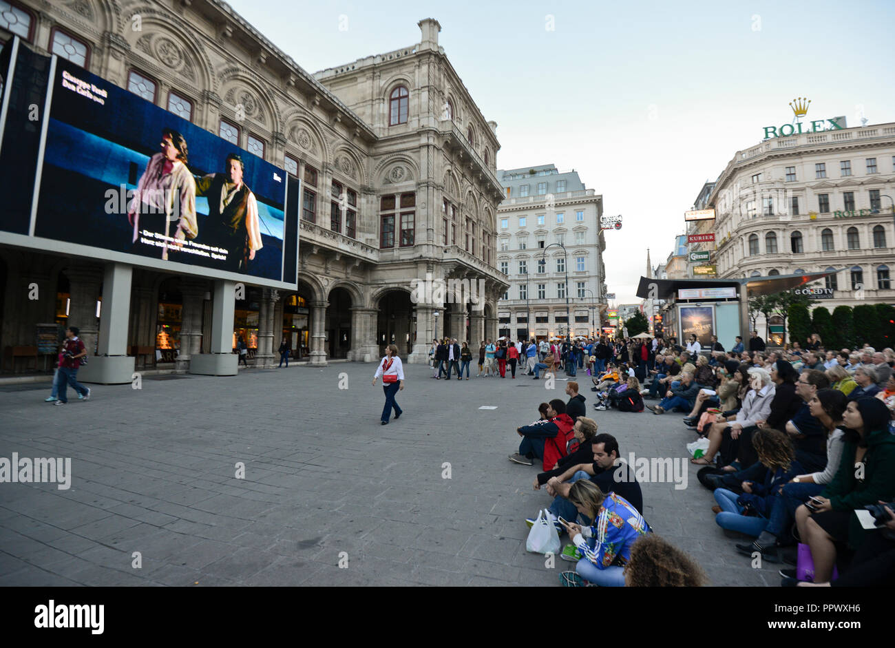 Les gens qui regardent un opéra de dépistage. Opéra d'État de Vienne, Autriche Banque D'Images