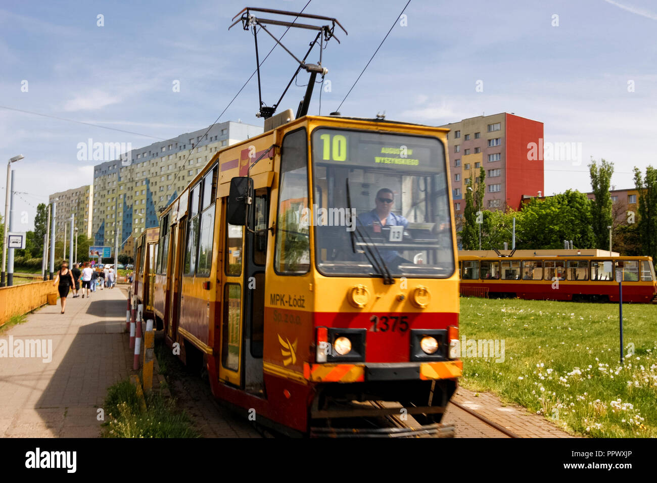 Lodz, Pologne : Streetcar et blocs d'appartements de banlieue à la fin de la ligne de tramway à Wyszynskiego. Banque D'Images