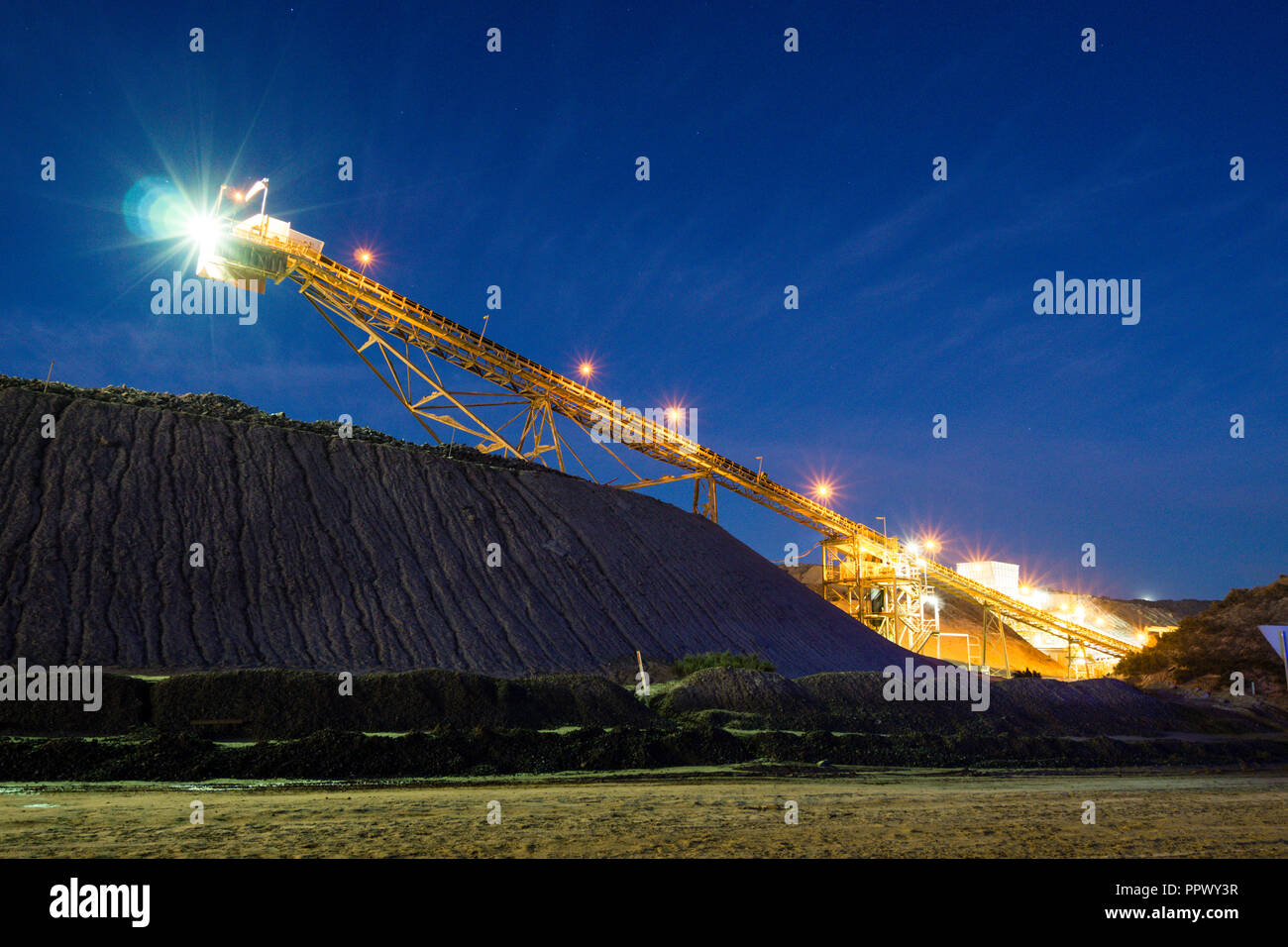 Minerai concassé talon et le convoyeur à l'usine de transformation du site minier Banque D'Images