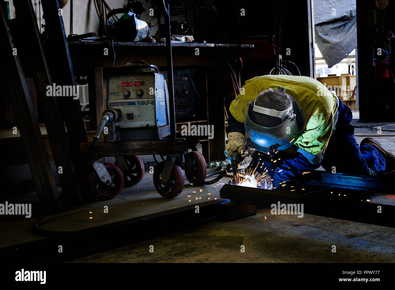 Atelier de soudage dans l'homme sur le site minier. Banque D'Images