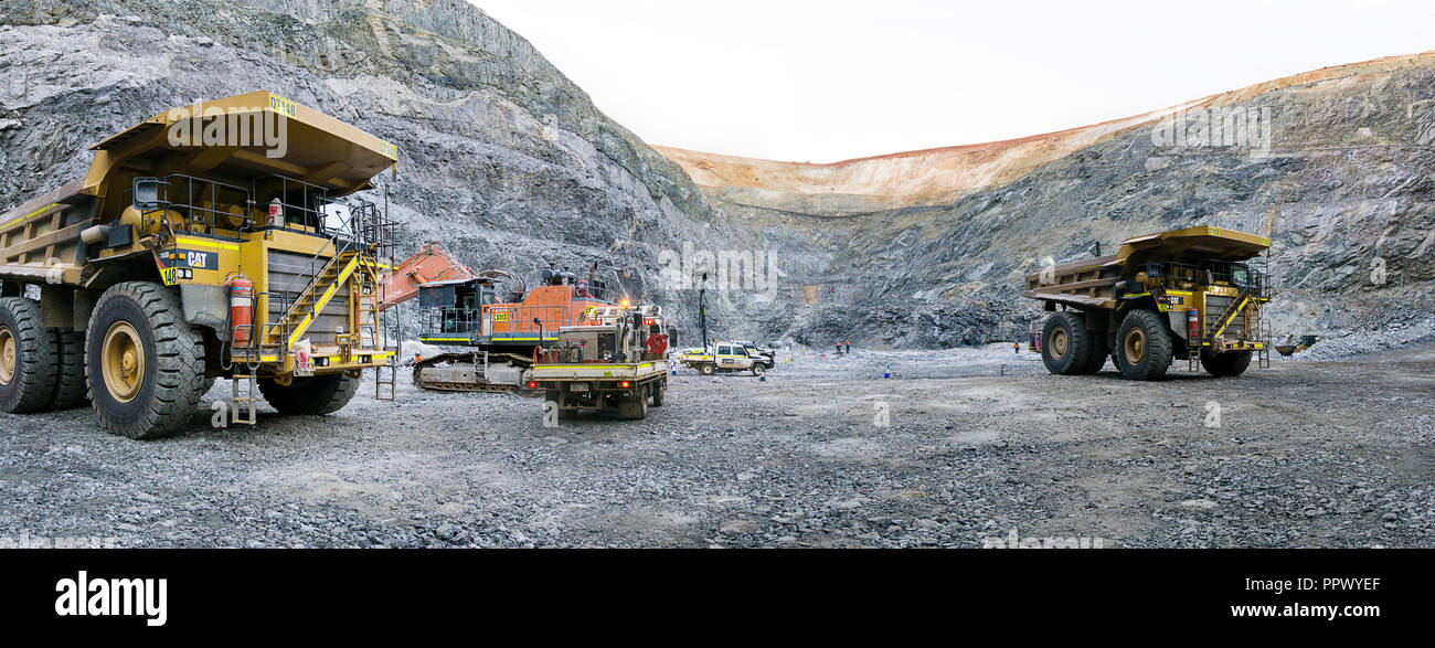 Équipement de terrassement lourd sur le plancher de mine à ciel ouvert dans l'ouest de l'Australie Banque D'Images