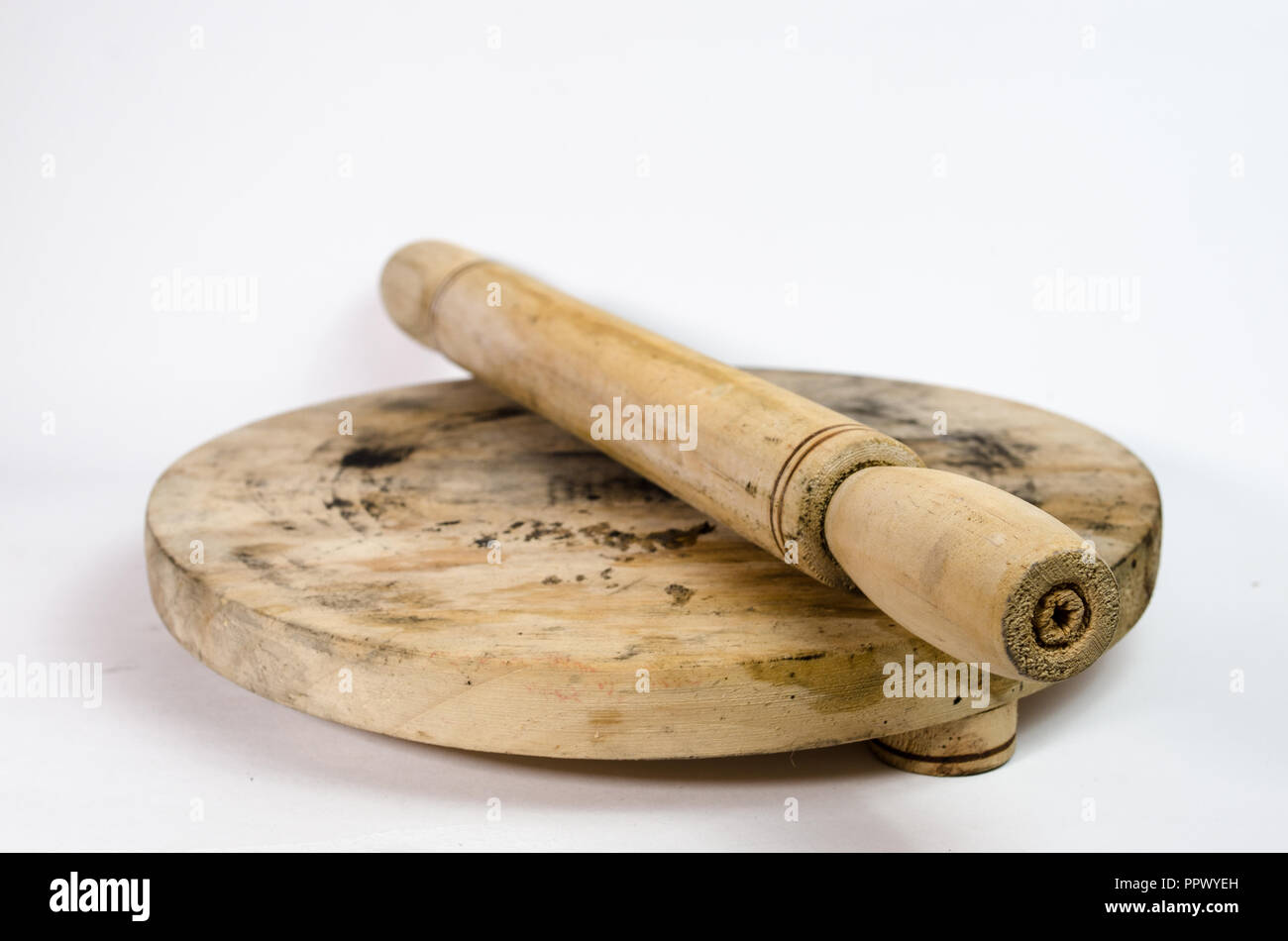 Rouleau à pâte à pétrir la farine, sur un fond blanc, isolé avec des