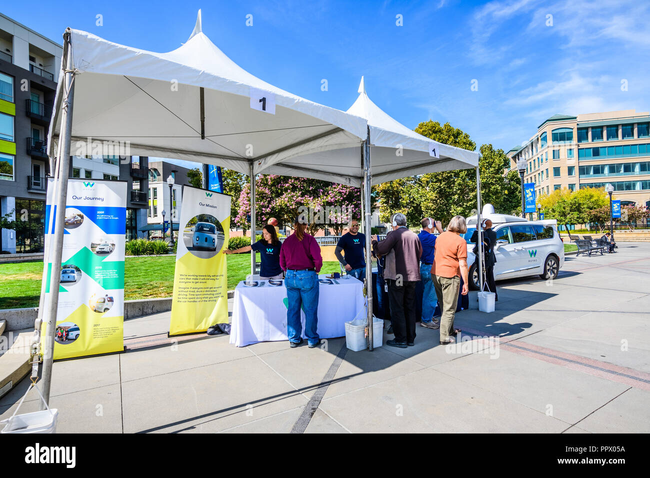27 septembre 2018 Sunnyvale / CA / USA - Des représentants de l'Waymo parler aux visiteurs à unnyvale "Technology Business Expo" dans la Silicon Valley Banque D'Images
