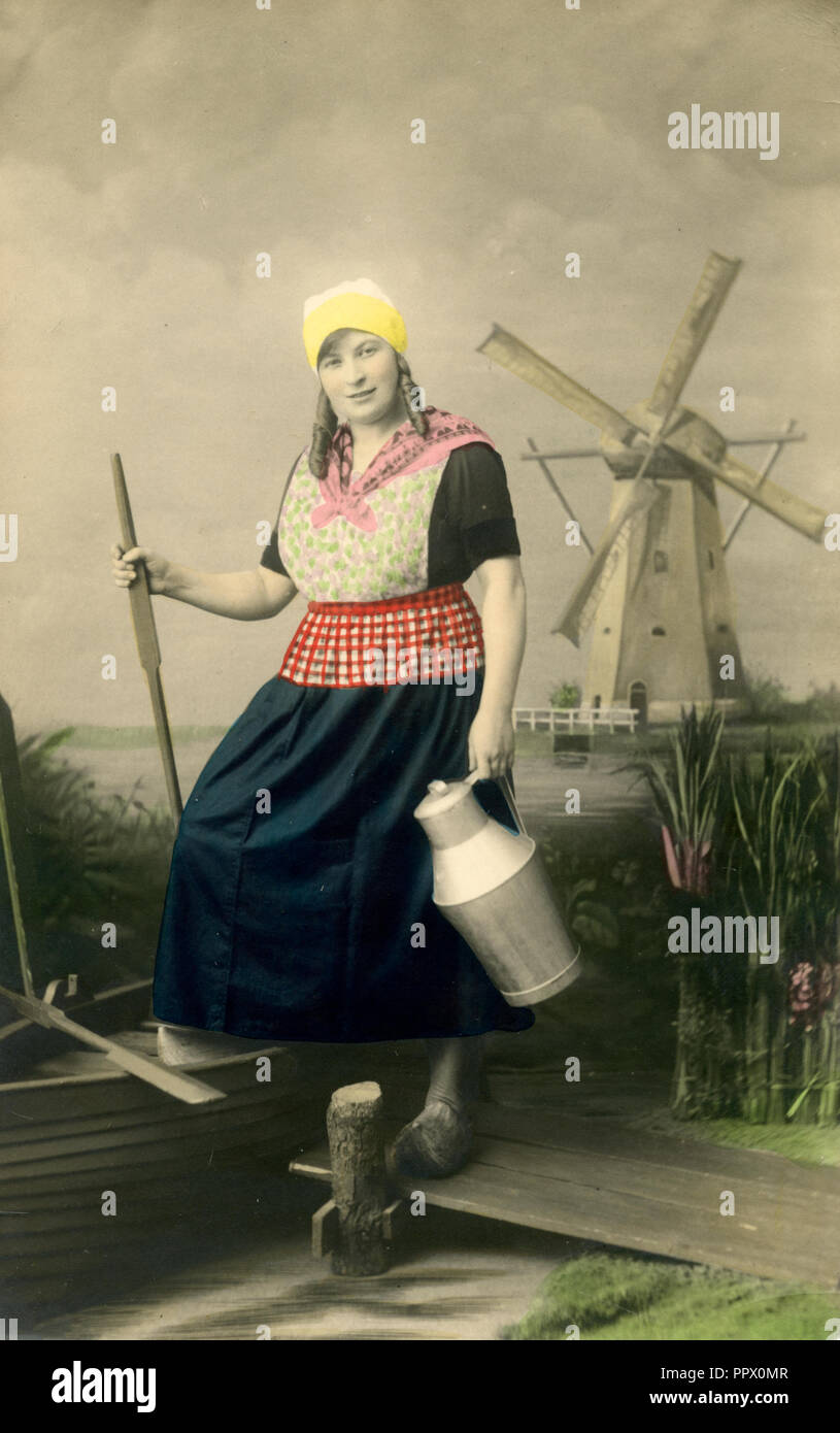 Dutch peasant woman posing with pot à lait, photographie couleur, autour de 1910, Banque D'Images