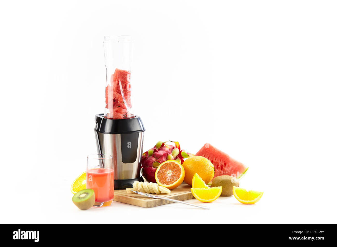 Fruits, jus et blender isolé sur fond blanc. Banque D'Images