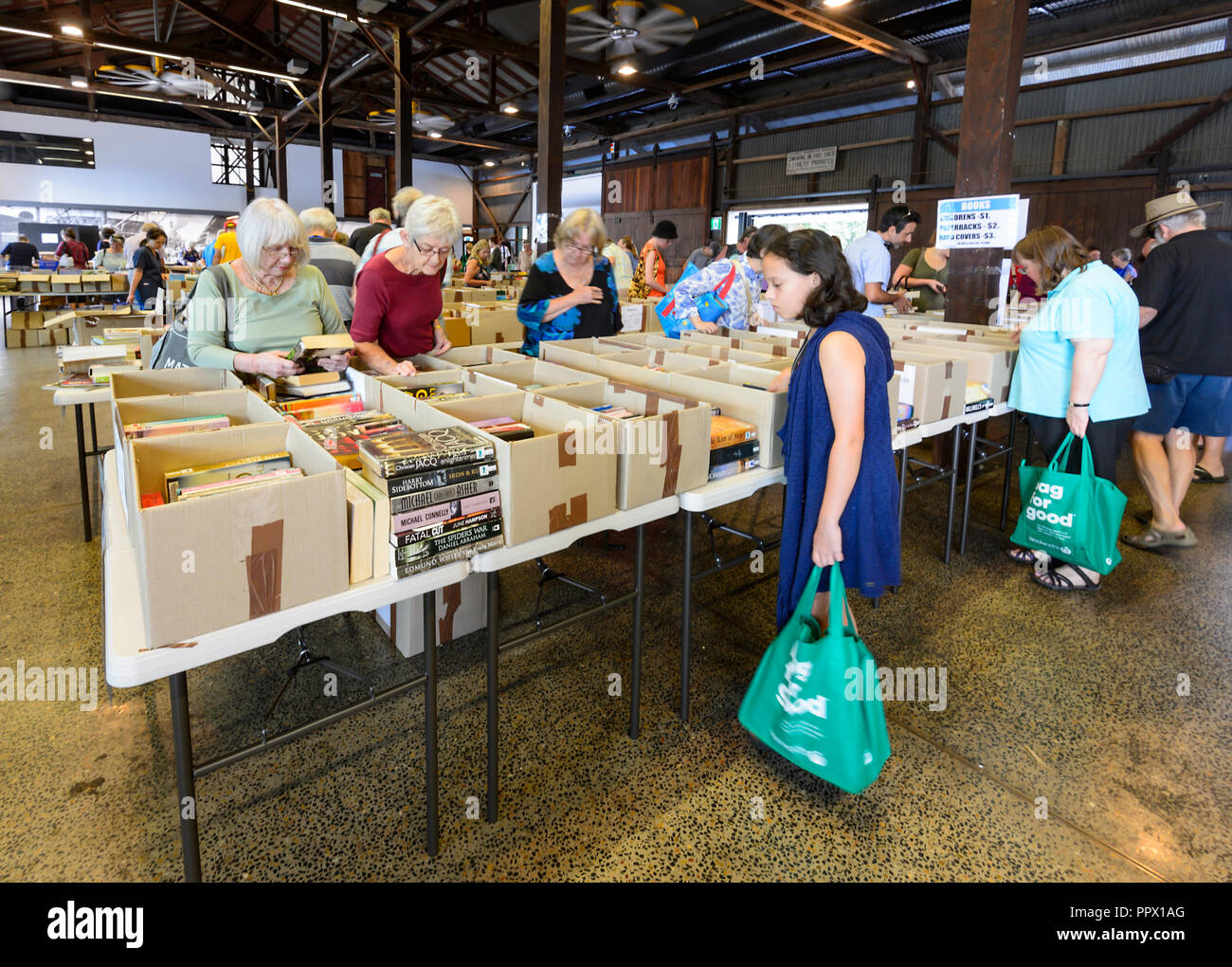 Les clients de naviguer à travers des encadrés à une foire du livre de Vinnies, Cairns, Far North Queensland, Queensland, Australie, FNQ Banque D'Images