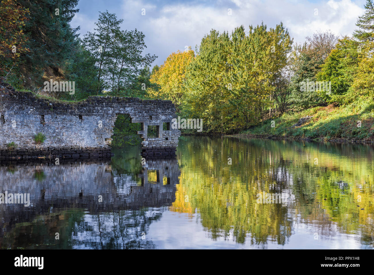 Vue panoramique sur Thruscross réservoir avec l'effritement du lin mur mill ruins reflète dans l'eau - Washburn Valley, North Yorkshire, Angleterre, Royaume-Uni. Banque D'Images