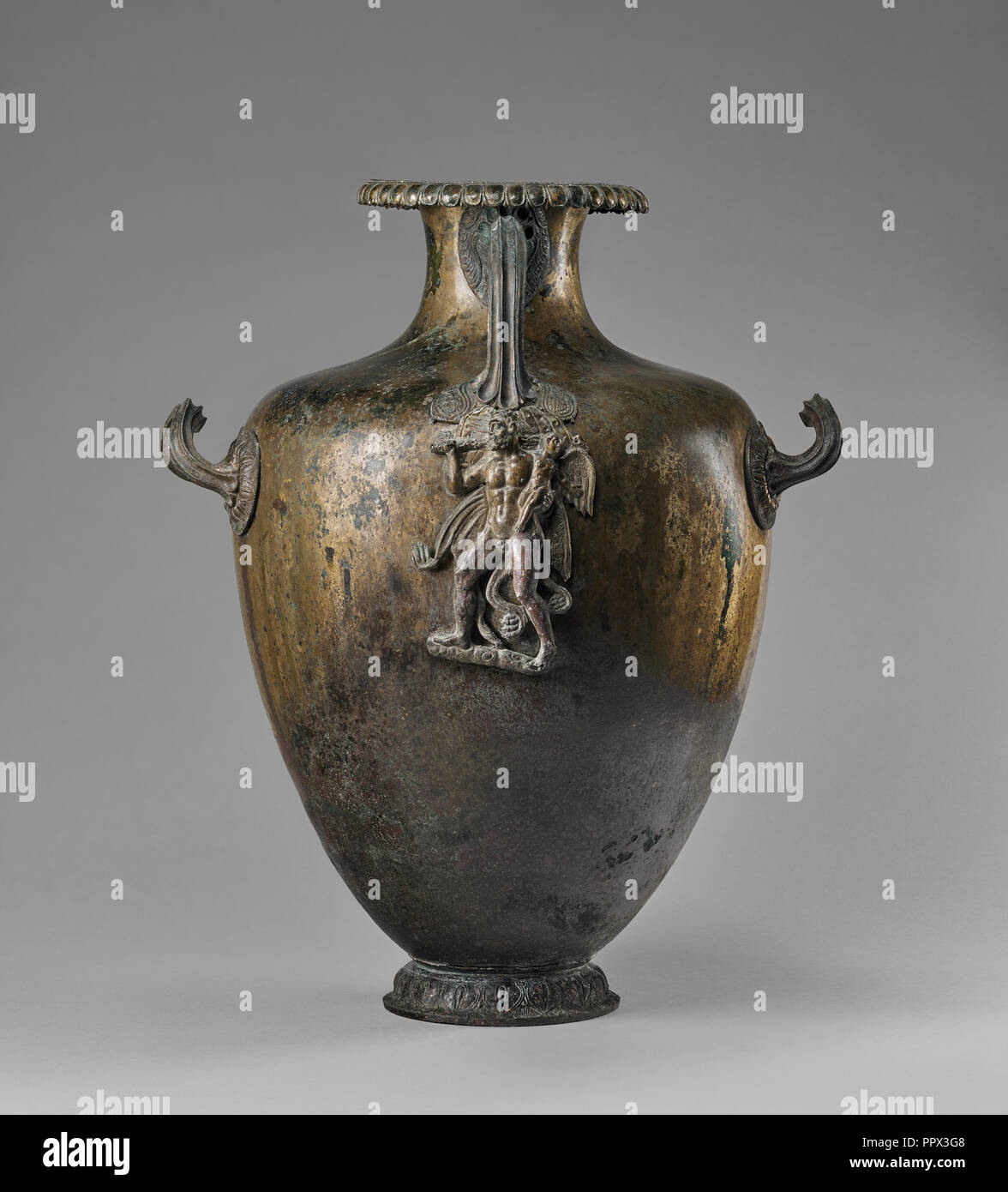 Pot d'eau avec Héraclès et Eros ; Grèce ; la mi-4e siècle avant J.C ; Bronze ; 48 × 39,6 × 31,5 cm, 18 × 15 × 7,8 9,16 3,8 12 dans Banque D'Images