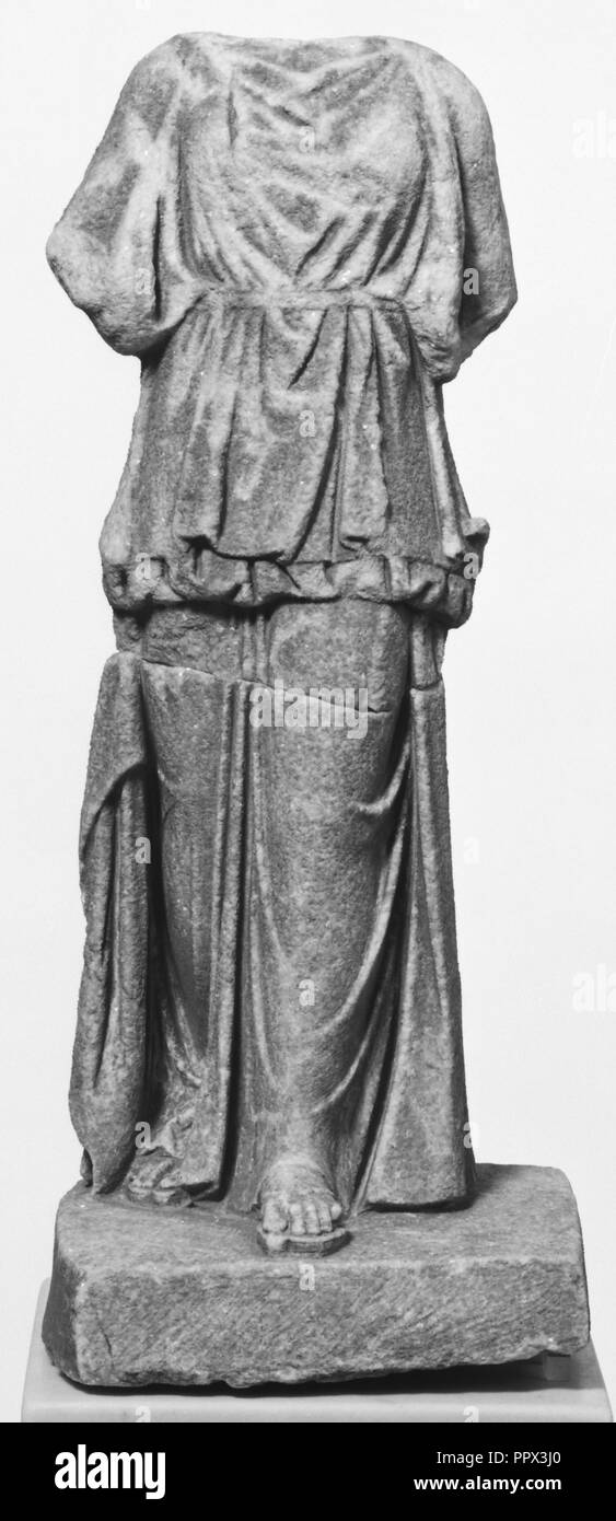 Une statuette de Kore, Grèce, 350 - 300 avant J.C ; en ; 35,6 x 14,6 x 14 cm, 14 x 5 x 3,4 5 1,2 dans Banque D'Images