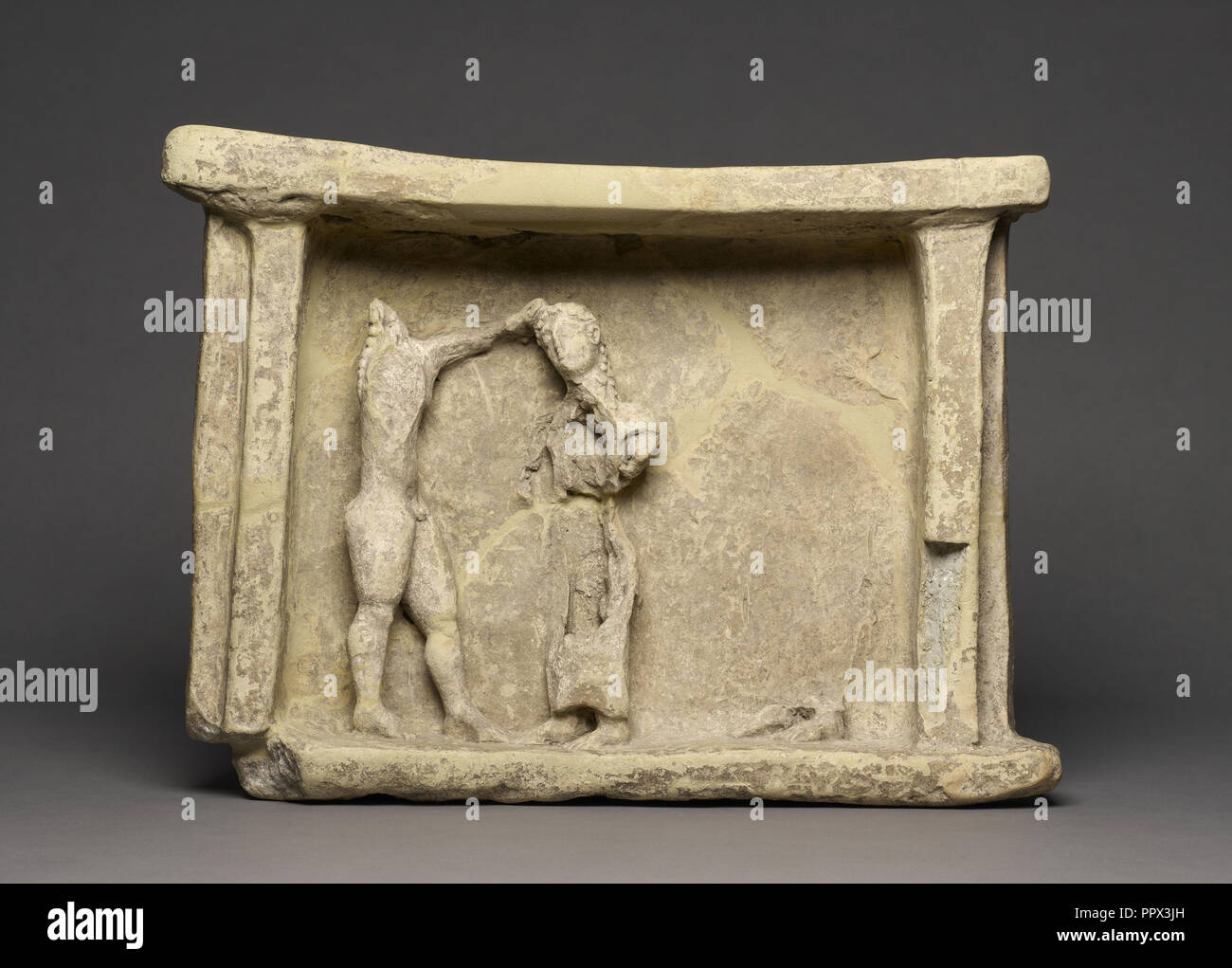 Soulagement avec Oreste et Clytemnestre, Sicile, Italie ; 550 - 525 B.C, 26,4 × 35,5 ; Terre cuite × 9 cm, 10 × 3,8 × 14 3 à 9,16 Banque D'Images