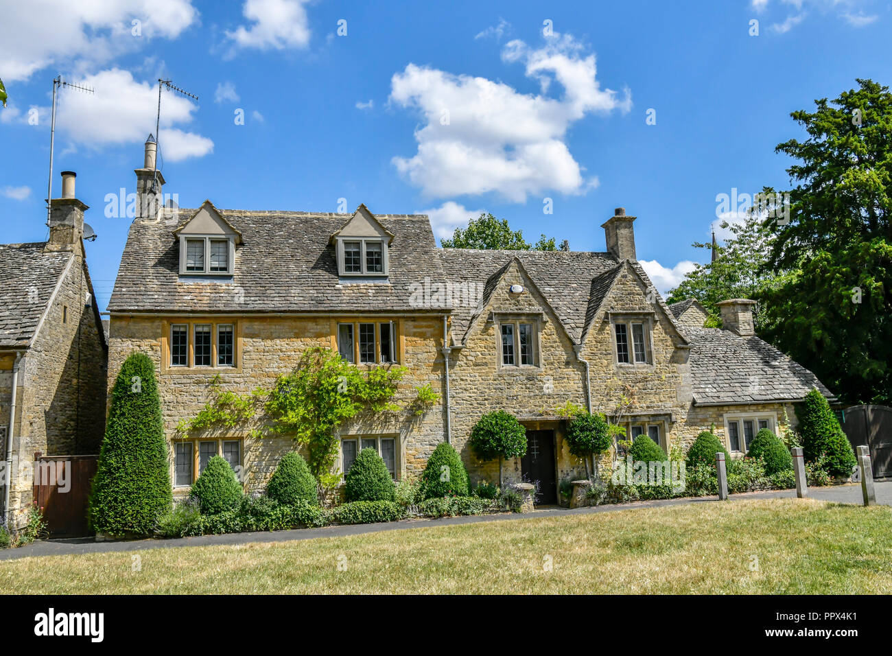 L'Angleterre, Gloucestershire, Cotswolds, Lower Slaughter en été, riverside cottages en pierre de Cotswold Banque D'Images