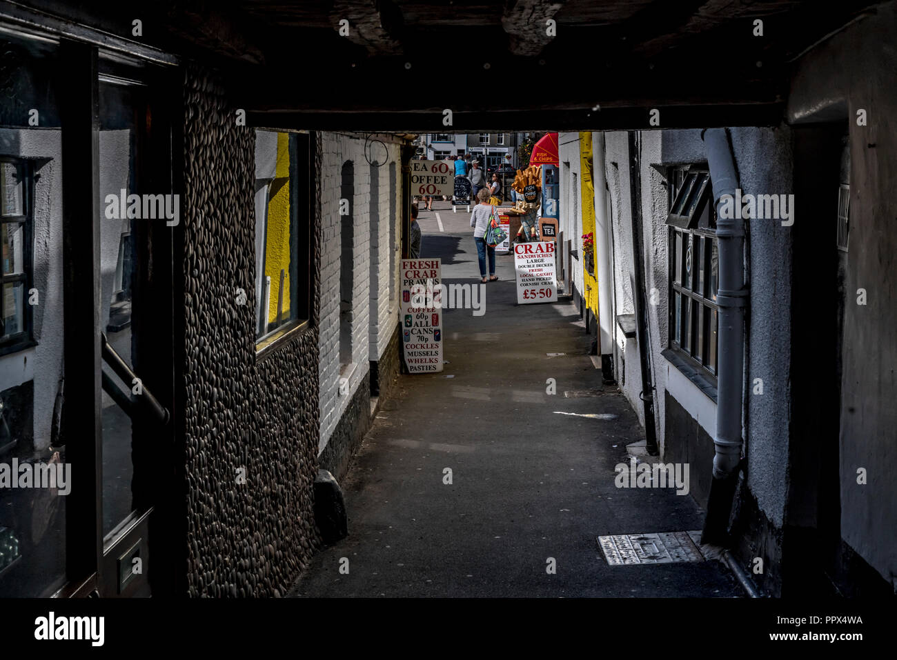 LOOE Looe Cornwall England UK un port de pêche très populaire une station de vacances pleine d'hôtels, attractions, et restaurants. Banque D'Images