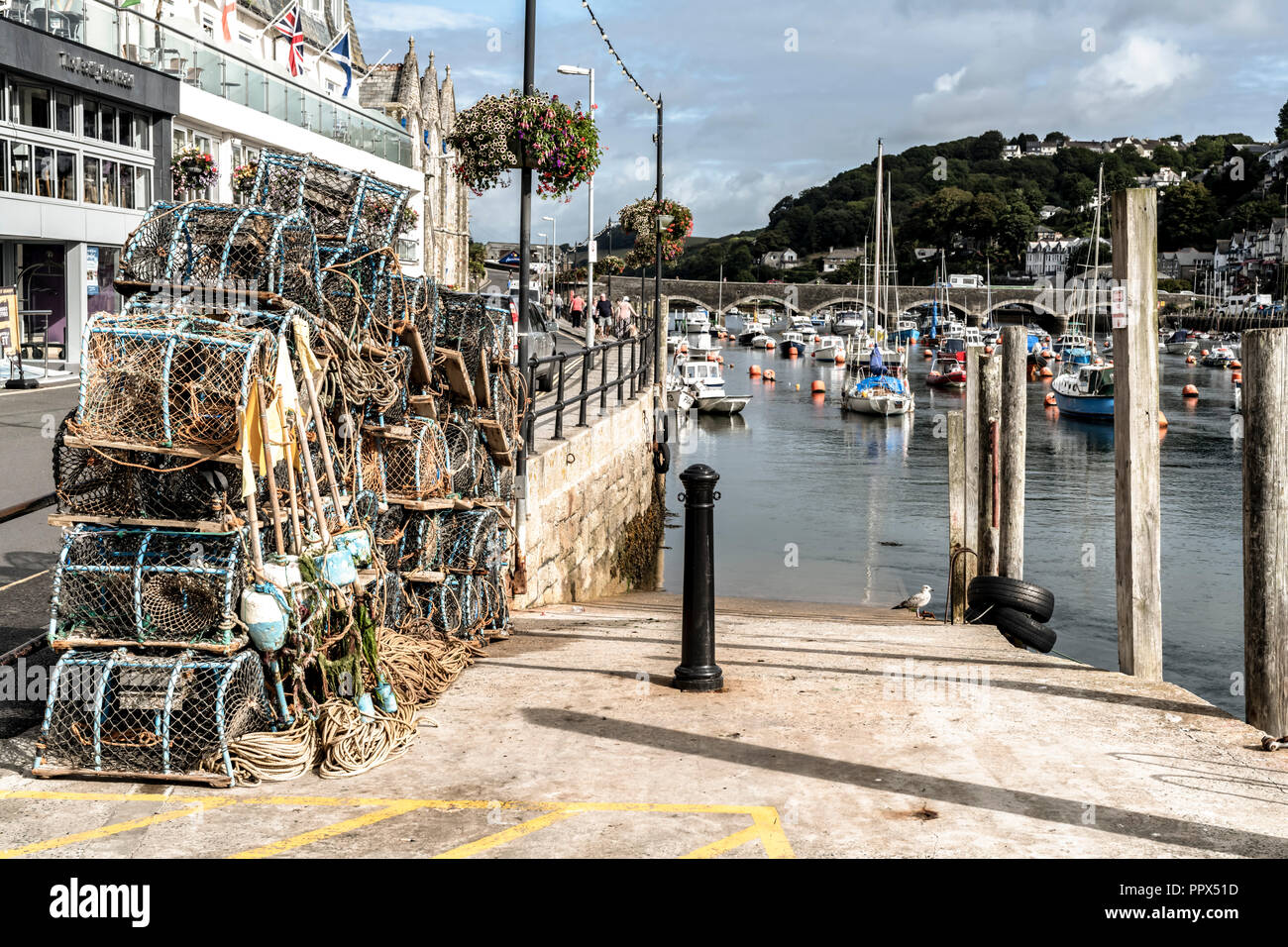 LOOE Looe Cornwall England UK un port de pêche très populaire une station de vacances pleine d'hôtels, attractions, et restaurants. Banque D'Images