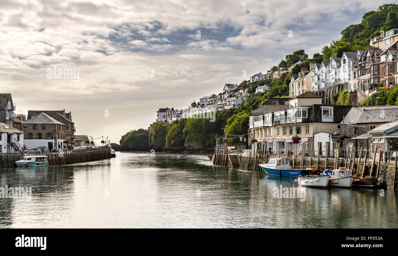LOOE Looe Cornwall England UK un port de pêche très populaire une station de vacances pleine d'hôtels, attractions, et restaurants. Banque D'Images