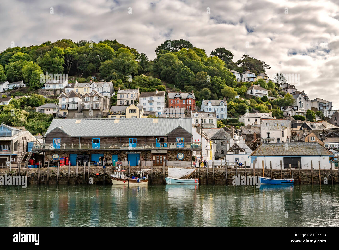 LOOE Looe Cornwall England UK un port de pêche très populaire une station de vacances pleine d'hôtels, attractions, et restaurants. Banque D'Images