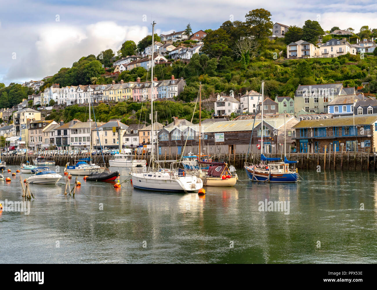 LOOE Looe Cornwall England UK un port de pêche très populaire une station de vacances pleine d'hôtels, attractions, et restaurants. Banque D'Images