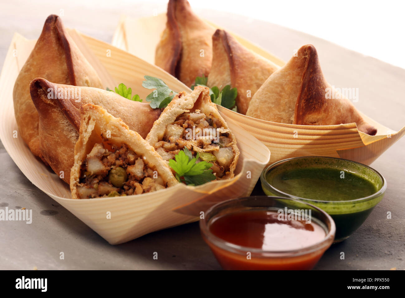 Samsa végétariens samosas Indiens ou.spécial de l'alimentation de rue traditionnels pendjabi ou samosa Coxinha Croquete, et d'autres collations brésilien frit. Banque D'Images