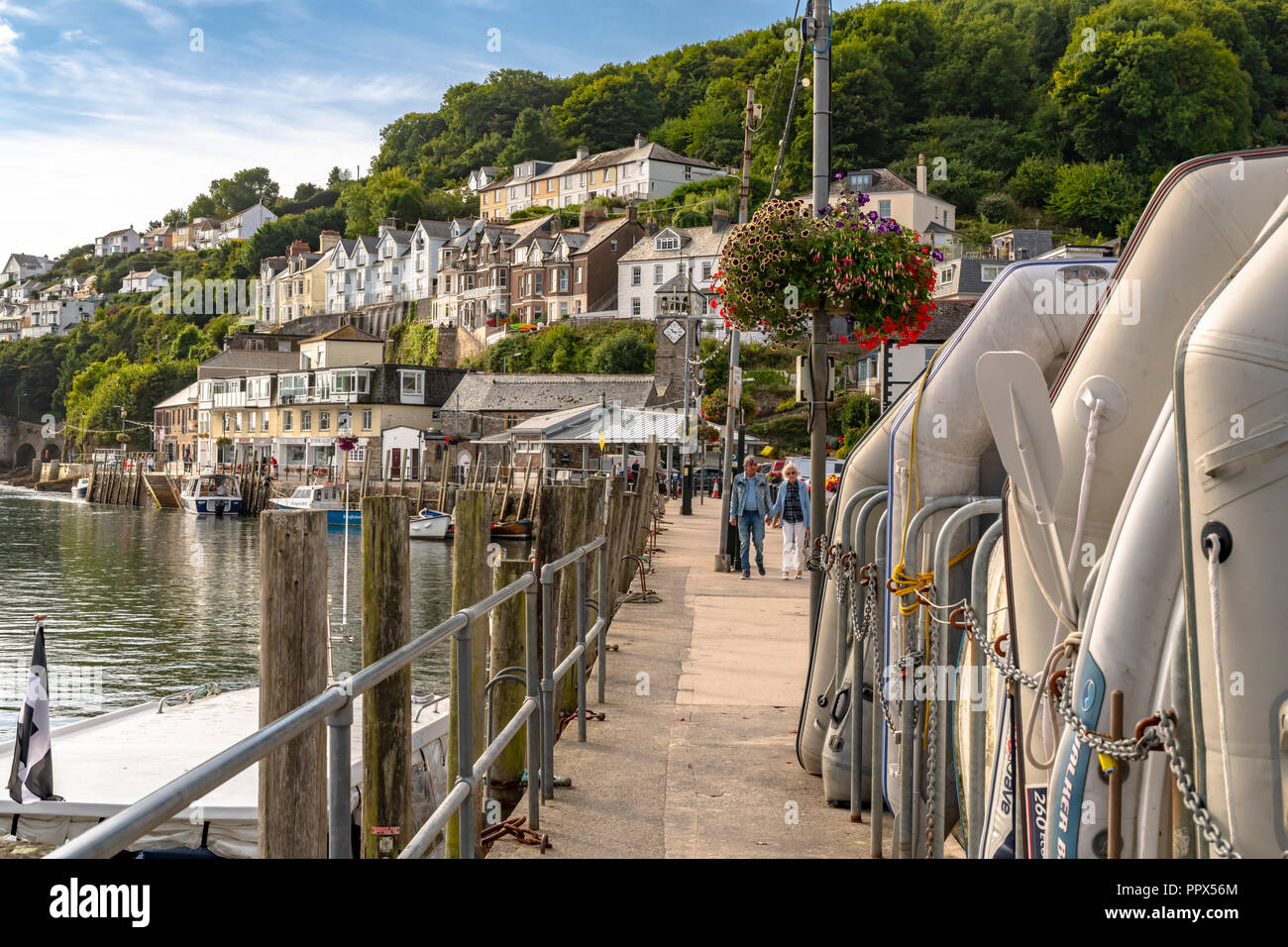 LOOE Looe Cornwall England UK un port de pêche très populaire une station de vacances pleine d'hôtels, attractions, et restaurants. Banque D'Images