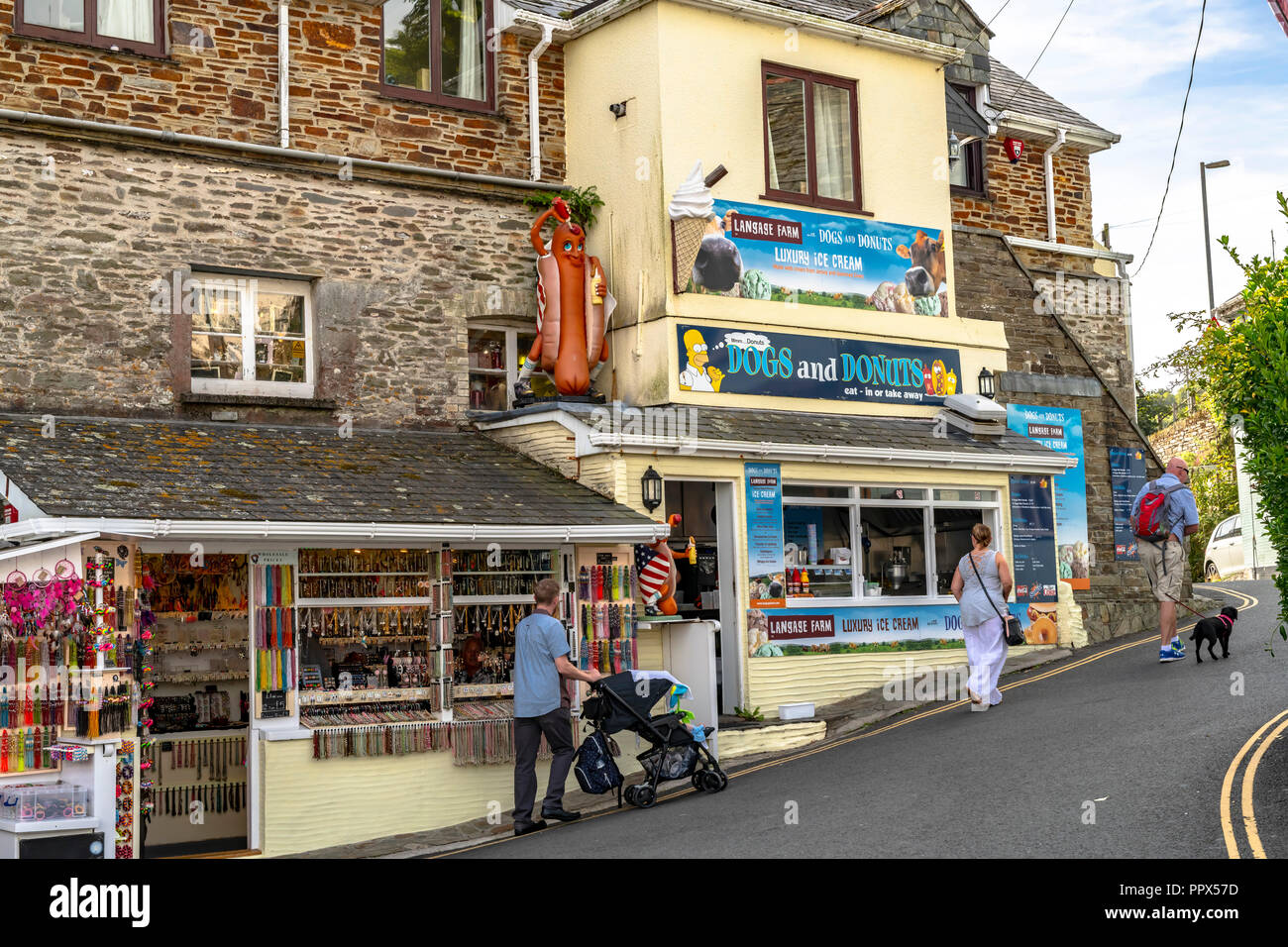LOOE Looe Cornwall England UK un port de pêche très populaire une station de vacances pleine d'hôtels, attractions, et restaurants. Banque D'Images