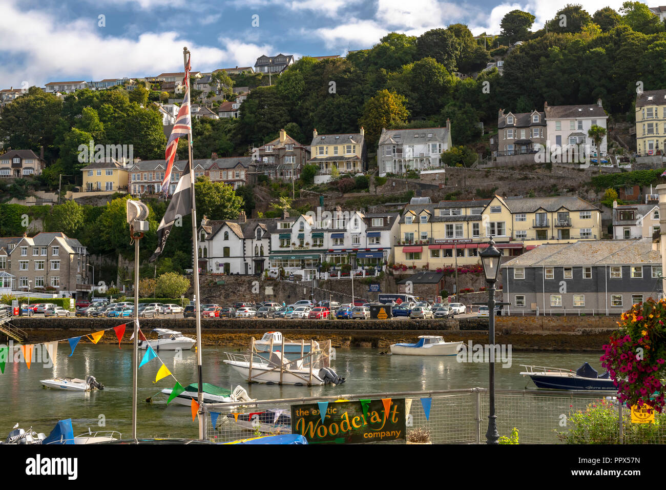LOOE Looe Cornwall England UK un port de pêche très populaire une station de vacances pleine d'hôtels, attractions, et restaurants. Banque D'Images