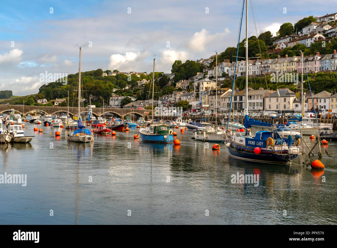 LOOE Looe Cornwall England UK un port de pêche très populaire une station de vacances pleine d'hôtels, attractions, et restaurants. Banque D'Images