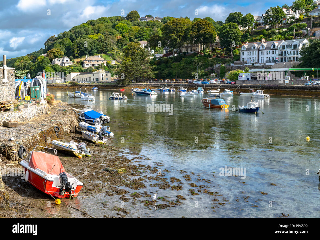 LOOE Looe Cornwall England UK un port de pêche très populaire une station de vacances pleine d'hôtels, attractions, et restaurants. Banque D'Images