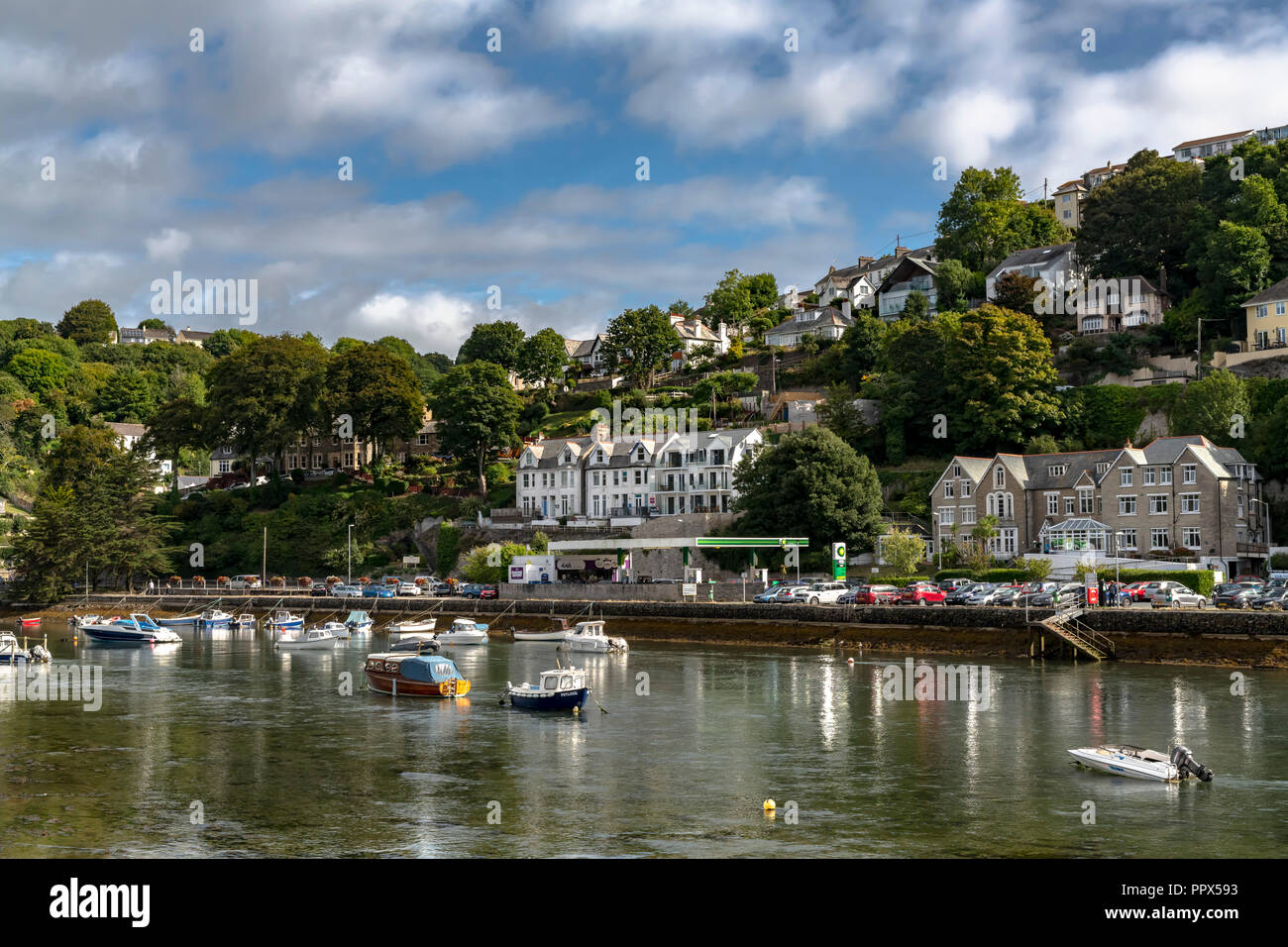 LOOE Looe Cornwall England UK un port de pêche très populaire une station de vacances pleine d'hôtels, attractions, et restaurants. Banque D'Images