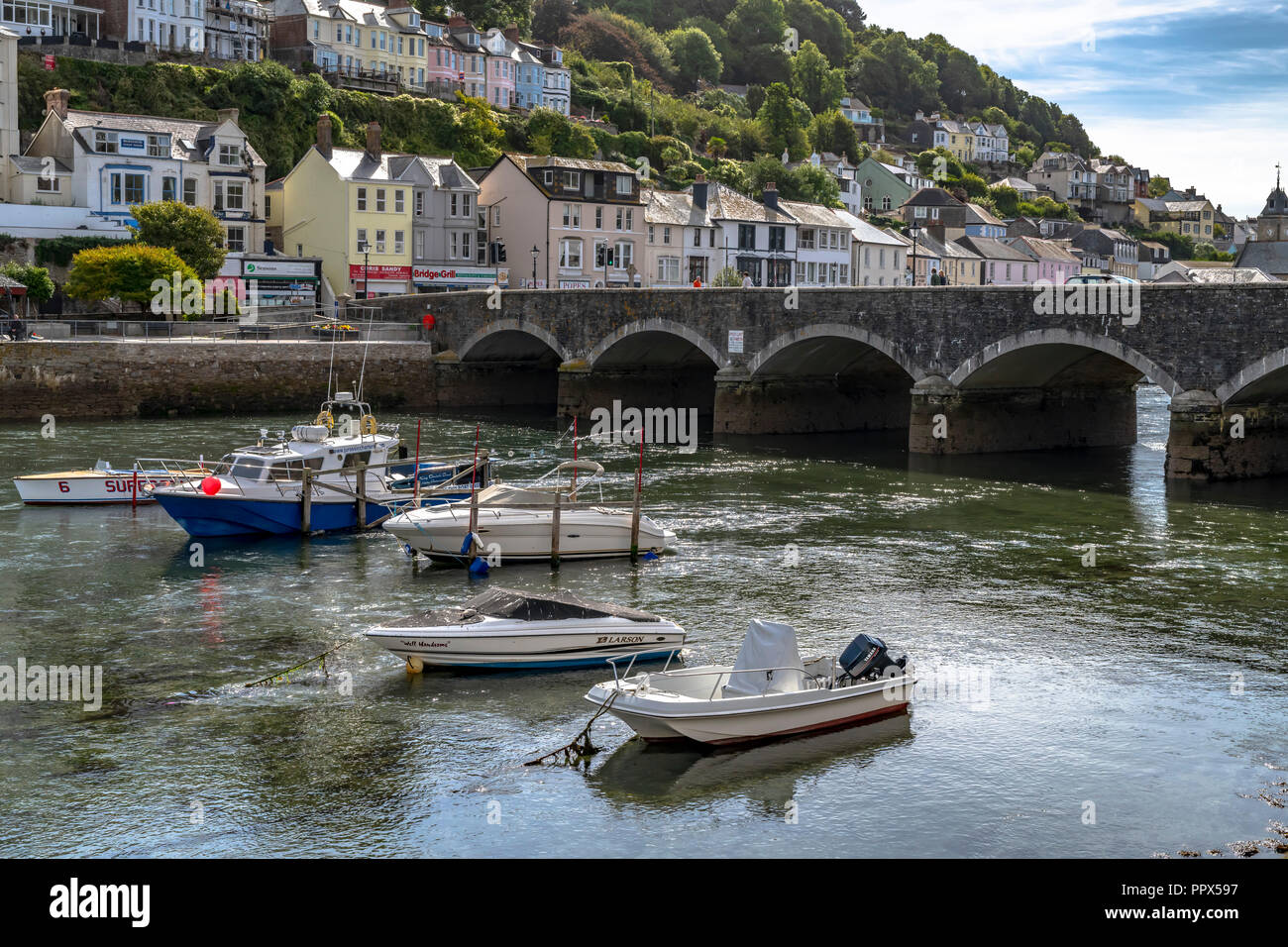 LOOE Looe Cornwall England UK un port de pêche très populaire une station de vacances pleine d'hôtels, attractions, et restaurants. Banque D'Images