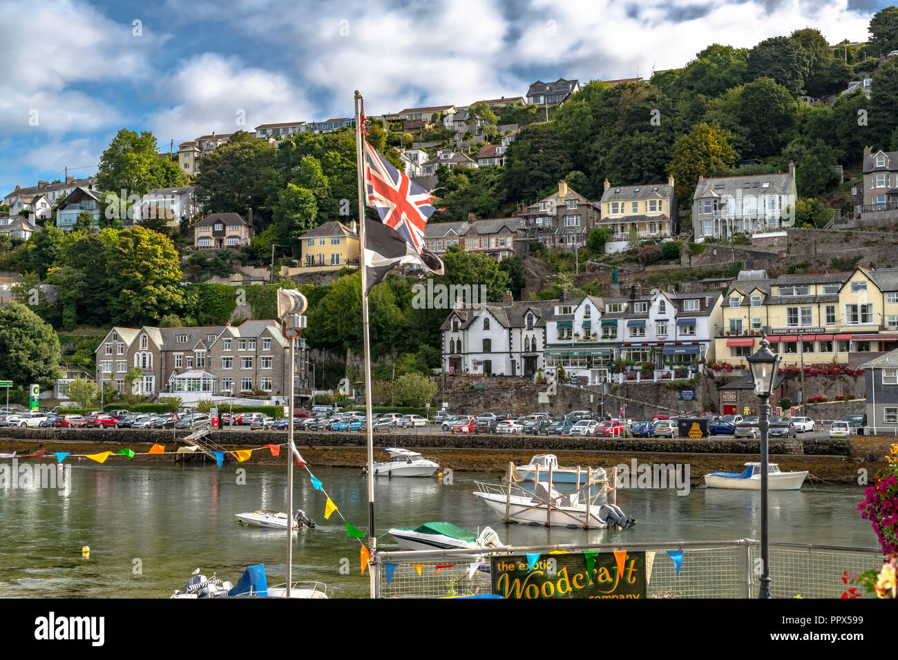 LOOE Looe Cornwall England UK un port de pêche très populaire une station de vacances pleine d'hôtels, attractions, et restaurants. Banque D'Images