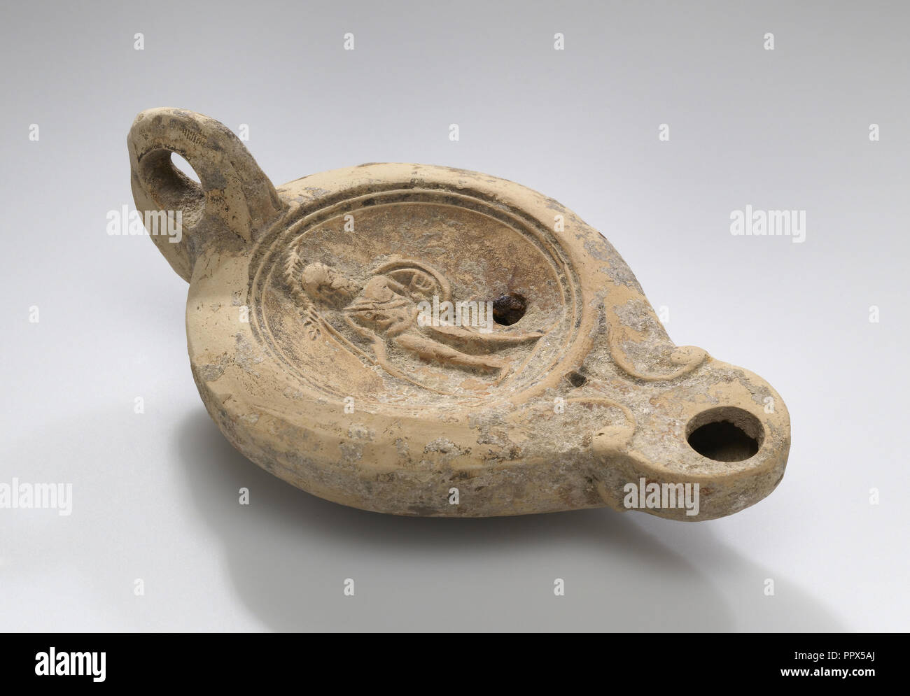 Lampe ; l'Afrique du Nord, Tunisie ; 1er - 2e siècle ; terre cuite ; 12,2 x 4,9 x 7 cm, 4 x 1 13,16 15,16 x 2 3,4 dans Banque D'Images