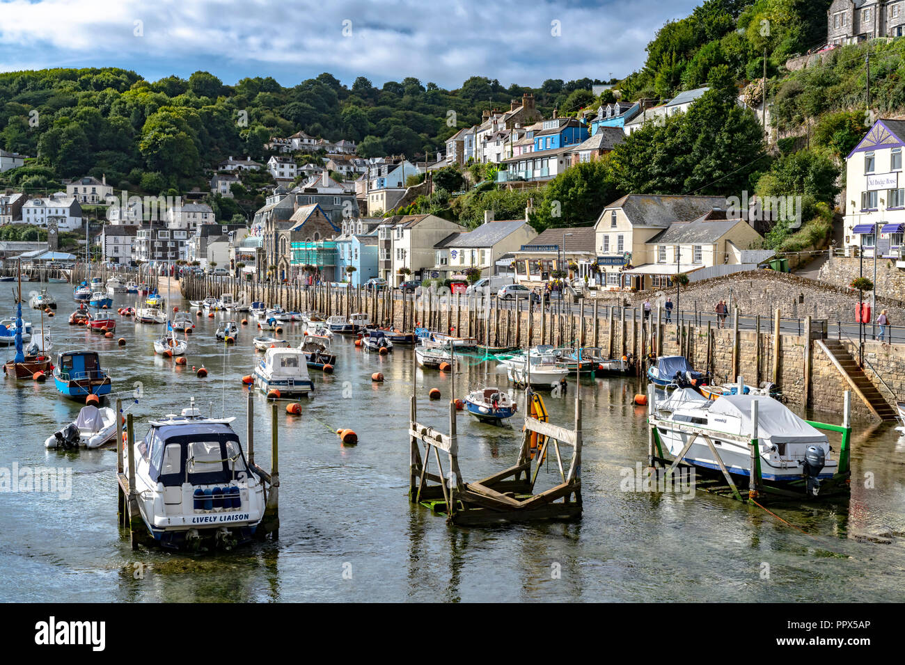 LOOE Looe Cornwall England UK un port de pêche très populaire une station de vacances pleine d'hôtels, attractions, et restaurants. Banque D'Images