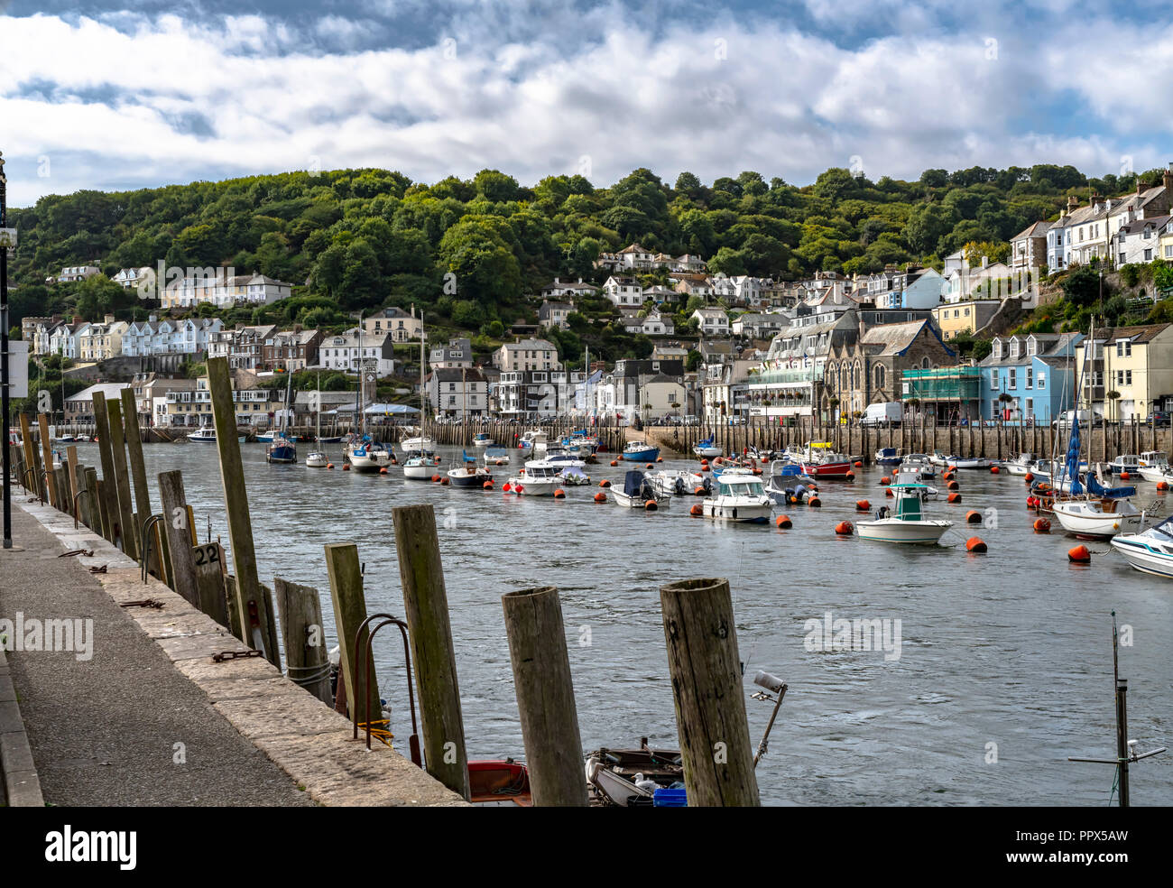 LOOE Looe Cornwall England UK un port de pêche très populaire une station de vacances pleine d'hôtels, attractions, et restaurants. Banque D'Images